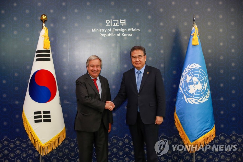 S. Korean FM meets U.N. chief Guterres S. Korean FM meets U.N. chief Guterres