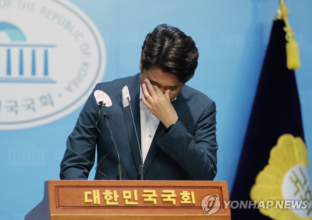 눈물 닦는 이준석