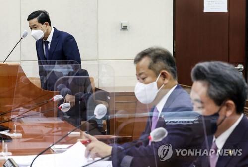 답변하는 김순호 행안부 경찰국장