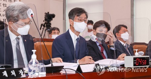 답변하는 감사원장