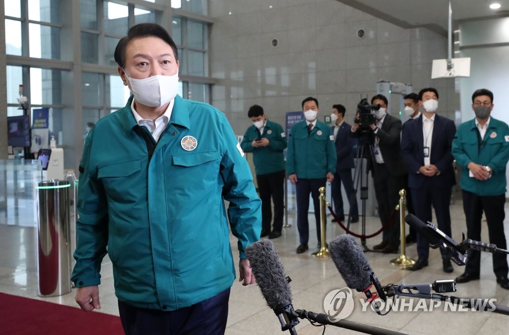 El presidente Yoon Suk-yeol habla con los periodistas, el 5 de septiembre de 2022, tras su llegada a la oficina presidencial, en el centro de Seúl. (Foto del cuerpo de prensa. Prohibida su reventa y archivo)