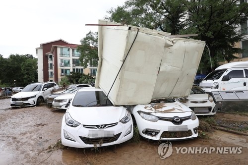 주차된 차량 위로 떨어진 가건물