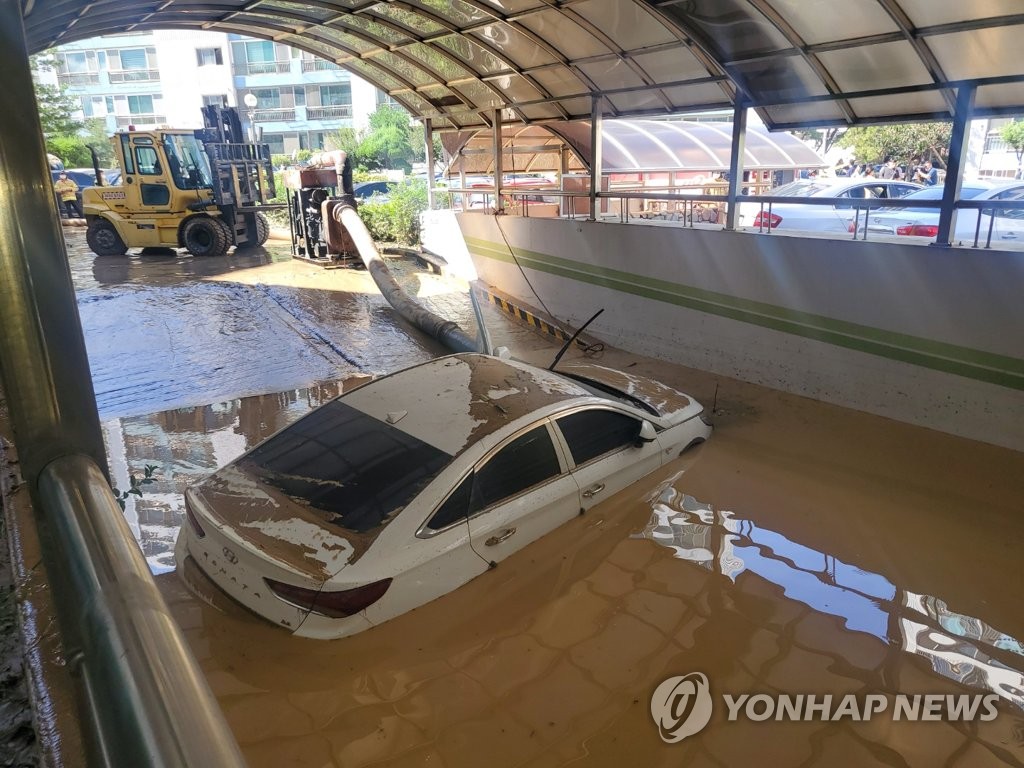침수 아파트 지하 주차장 차 빼러 갔다가 7명 실종
