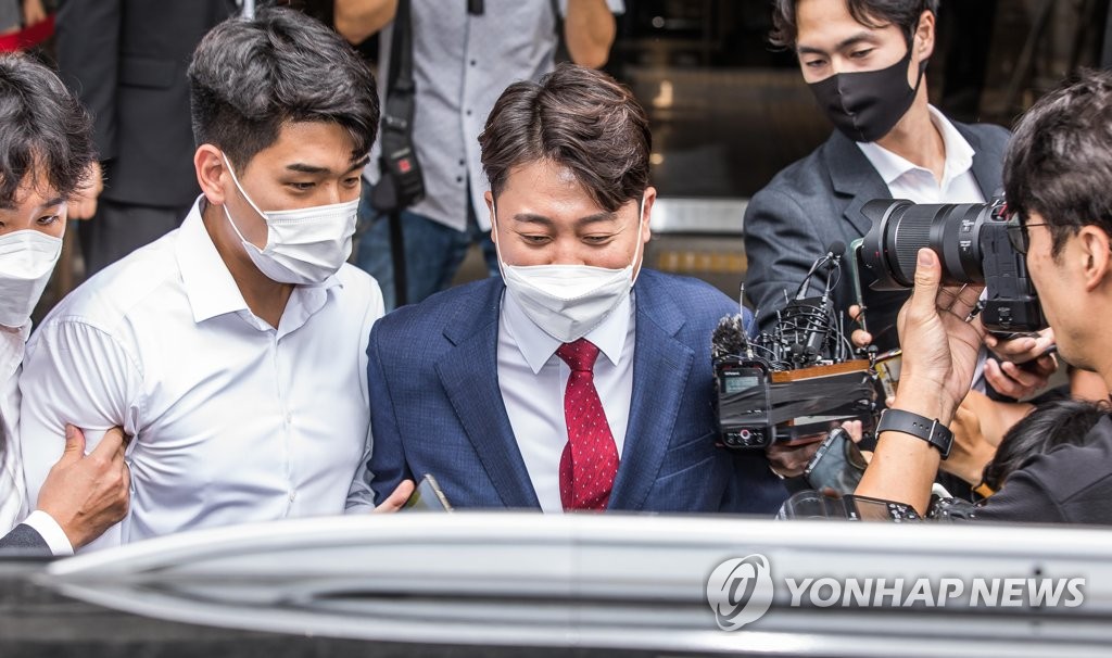 법원 떠나는 이준석 전 대표