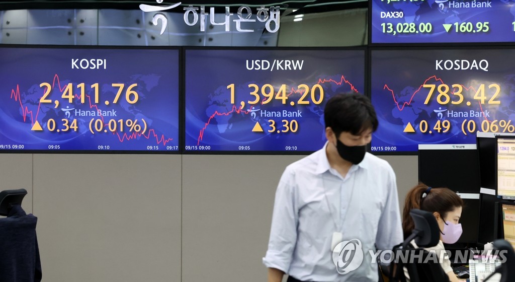 Screens show the benchmark KOSPI stock index, the won-dollar exchange rate and the tech-rich KOSDAQ at a Hana Bank branch in central Seoul on Sept. 15, 2022. (Yonhap)