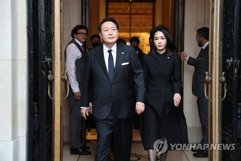 South Korean President Yoon Suk-yeol and his wife Kim Keon-hee leave a London hotel on Sept. 19, 2022, to attend the state funeral of Queen Elizabeth II. (Yonhap)