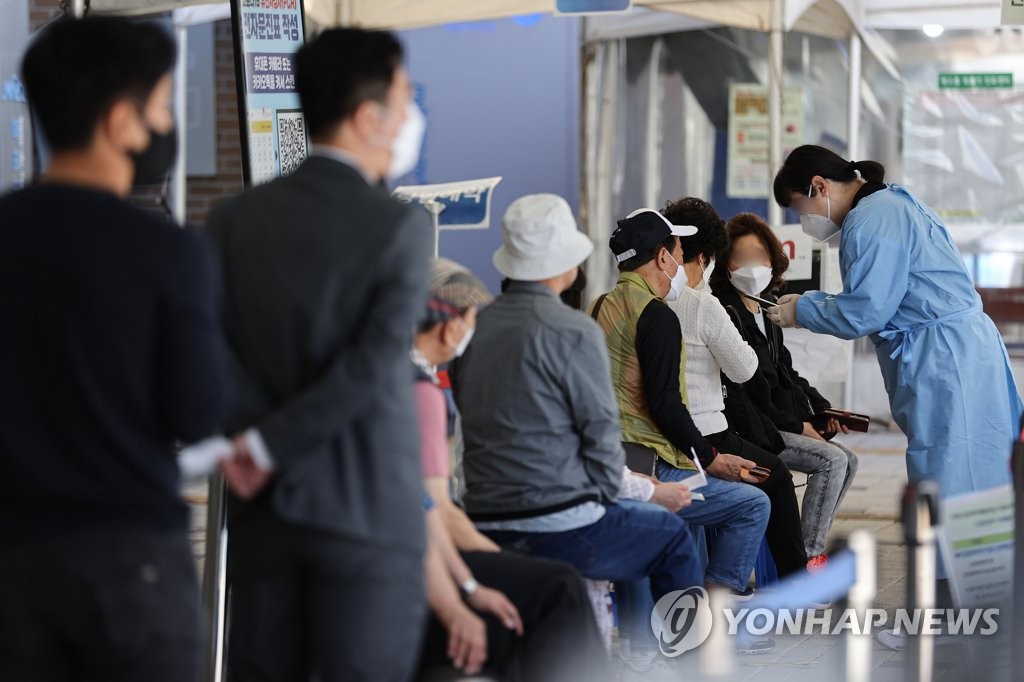 (서울=연합뉴스) 서대연 기자 = 코로나19 재유행 감소세가 이어지는 가운데 20일 오전 시민들이 서울 마포구 보건소에 마련된 선별진료소에서 검사를 기다리고 있다. 2022.9.20 dwise@yna.co.kr