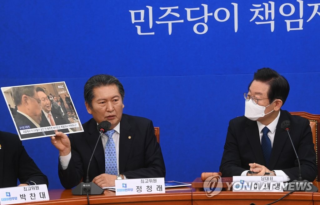 정청래 최고위원 발언 듣는 이재명 대표