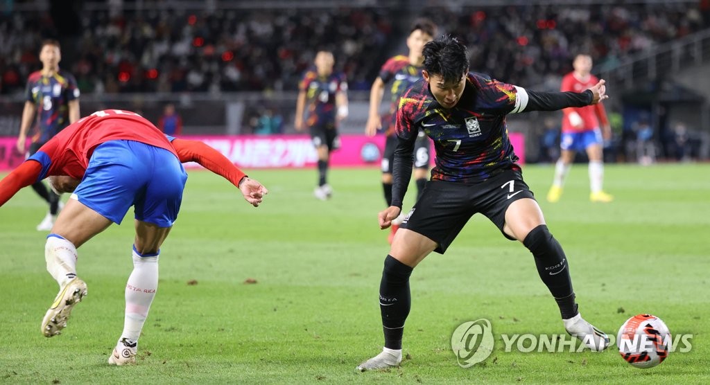 집중력 발휘하는 손흥민
