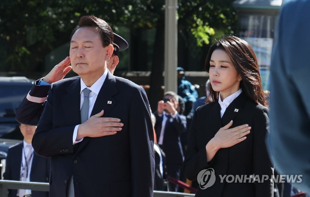 전쟁기념비 찾은 윤 대통령