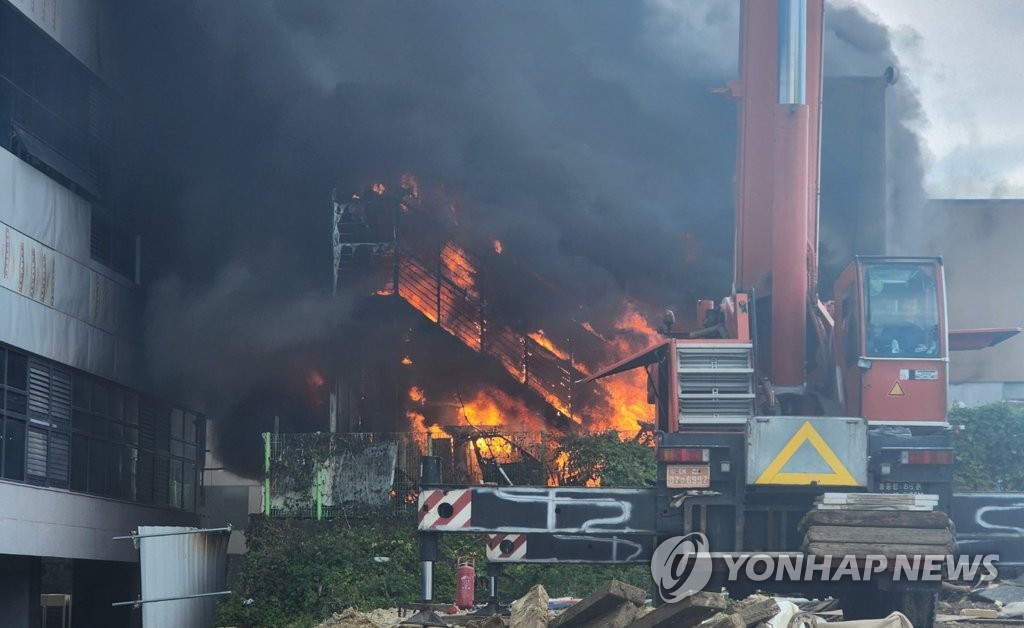 불나서 고립된 두살배기…굴착기로 구조