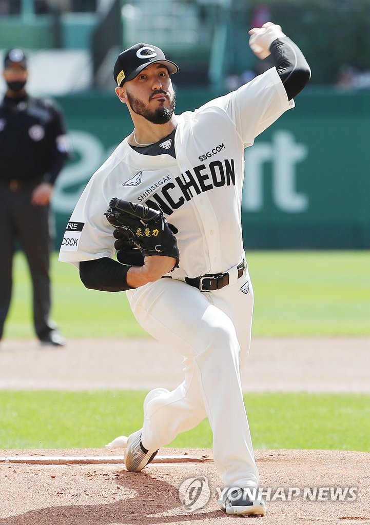 In this file photo from Sept. 25, 2022, Shawn Morimando of the SSG Landers pitches against the LG Twins during the top of the first inning of a Korea Baseball Organization regular season game at Incheon SSG Landers Field in Incheon, 30 kilometers west of Seoul. (Yonhap)