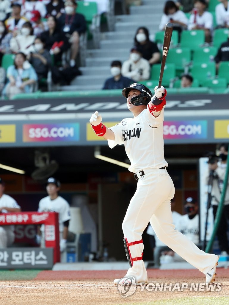 In this file photo from Sept. 25, 2022, Choi Jeong of the SSG Landers watches his two-run home run against the LG Twins during the bottom of the sixth inning of a Korea Baseball Organization regular season game at Incheon SSG Landers Field in Incheon, 30 kilometers west of Seoul. (Yonhap)