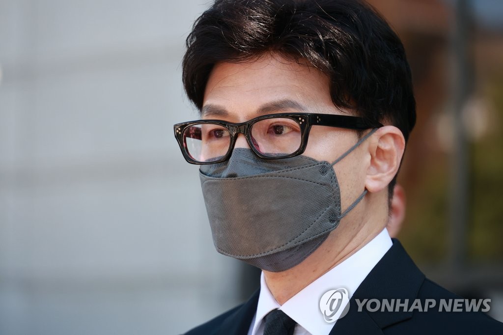 Justice Minister Han Dong-hoon speaks to reporters at the Constitutional Court on Sept. 27, 2022. (Yonhap)