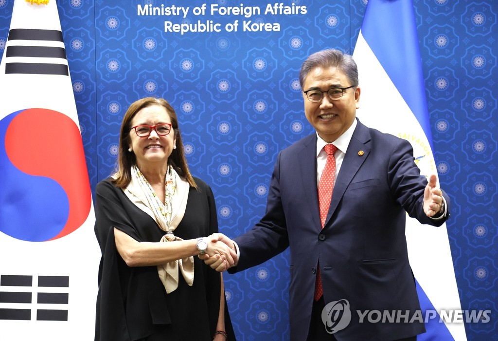 Foreign Minister Park Jin (R) shakes hands with his El Salvadoran counterpart, Alexandra Hill Tinoco, before their talks at the foreign ministry in Seoul on Oct. 5, 2022. (Yonhap)