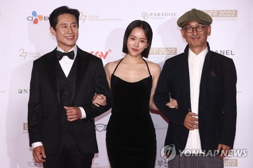 부산국제영화제 찾은 신하균·한지민·이준익