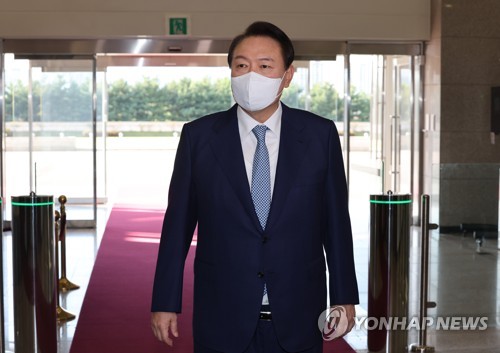 출근길 발언하는 윤석열 대통령