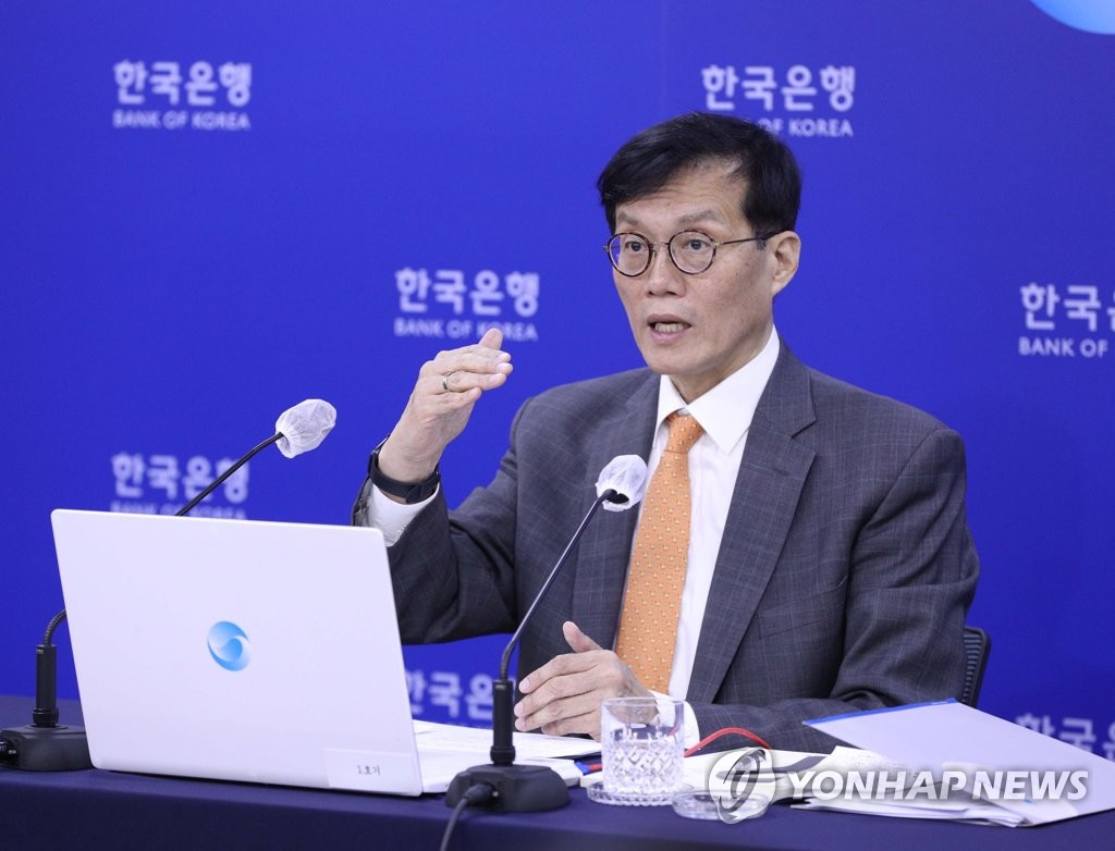 La foto muestra al gobernador del Banco de Corea, Rhee Chang-yong, hablando durante una conferencia de prensa, celebrada, el 12 de octubre de 2022, en el banco central, en Seúl. (Imagen del cuerpo de prensa. Prohibida su reventa y archivo)