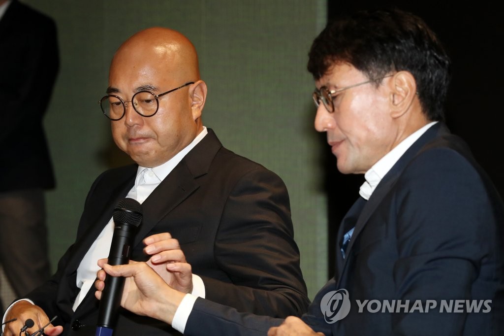 마이크 넘기는 홍은택 카카오 각자대표