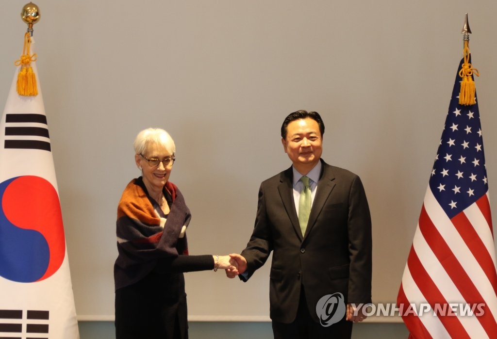 El primer viceministro de Asuntos Exteriores de Corea del Sur, Cho Hyun-dong (dcha.), estrecha la mano de la vicesecretaria de Estado de EE. UU., Wendy Sherman, durante su reunión celebrada, el 25 de octubre de 2022, en la Embajada de Corea del Sur ante la capital japonesa, Tokio.