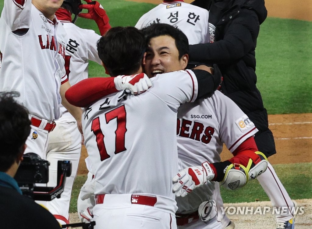 Kim Kang-min of the SSG Landers (R) is congratulated by teammate Choo Shin-soo after hitting a three-run home run against the Kiwoom Heroes in the bottom of the ninth inning of Game 5 of the Korean Series at Incheon SSG Landers Field in Incheon, 30 kilometers west of Seoul, on Nov. 7, 2022. (Yonhap)