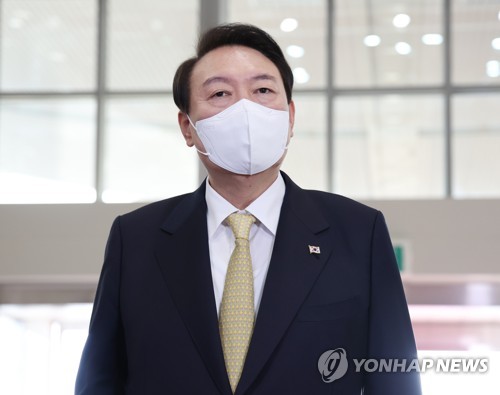 출근길 질의응답하는 윤석열 대통령