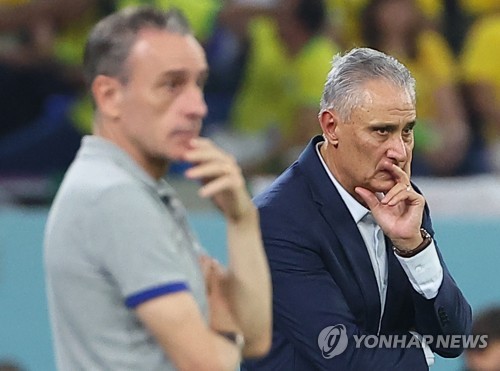 경기 지켜보는 양팀 감독들
