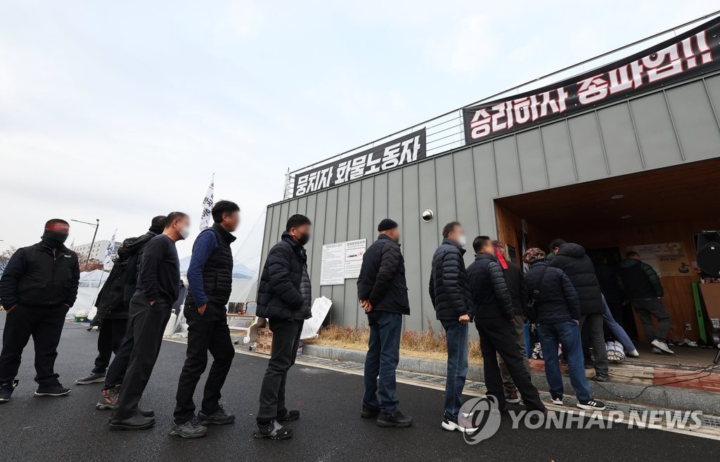 파업 철회 투표 참여하는 화물연대 조합원들