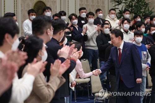 청년들과 3대 개혁 간담회 나선 윤석열 대통령