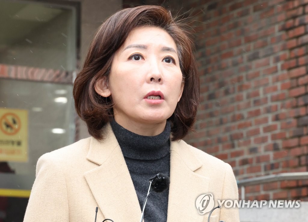 답변하는 나경원 전 의원