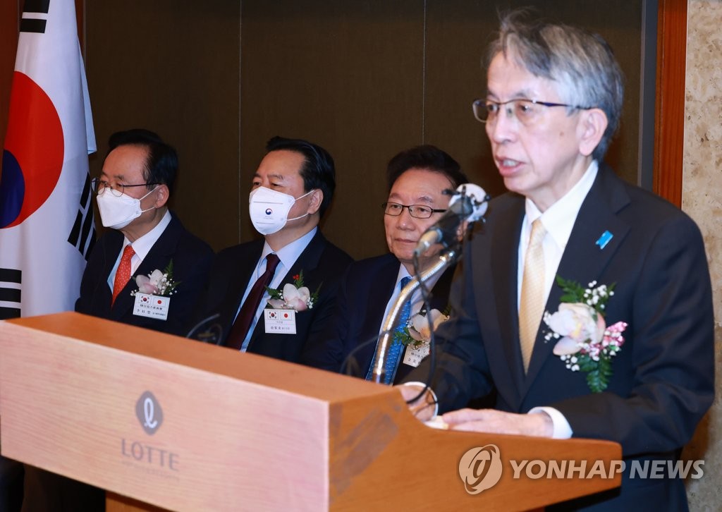 L'ambassadeur japonais en Corée du Sud, Koichi Aiboshi, transmet le message du Premier ministre japonais Fumio Kishida, le mardi 17 janvier 2023 lors d'une réunion des comités des deux pays, le mardi 17 janvier 2023 à l'hôtel Lotte du centre de Séoul.