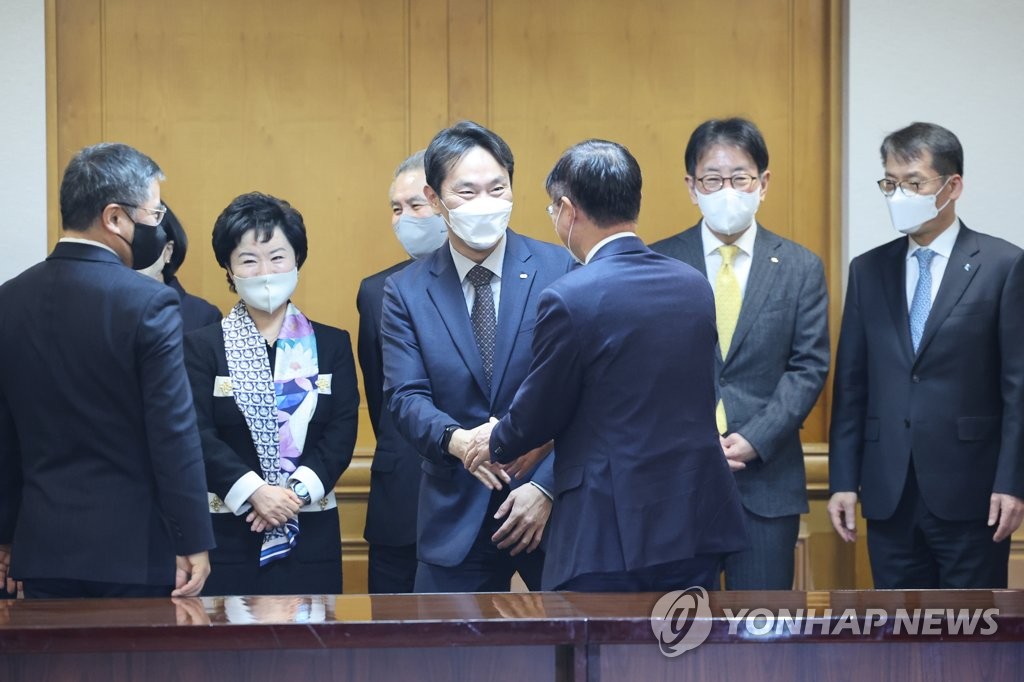 은행장들과 인사하는 이복현 금감원장