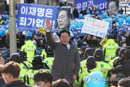 검찰 출석 전 인사하는 이재명 대표