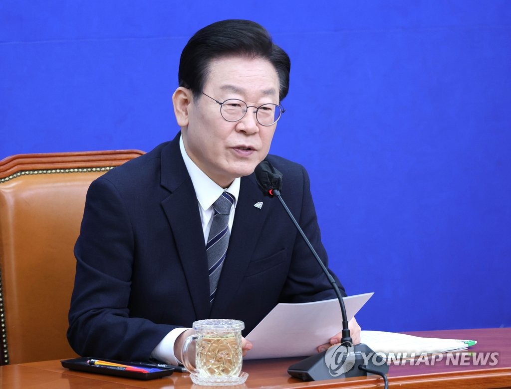 기자간담회에서 발언하는 이재명 대표