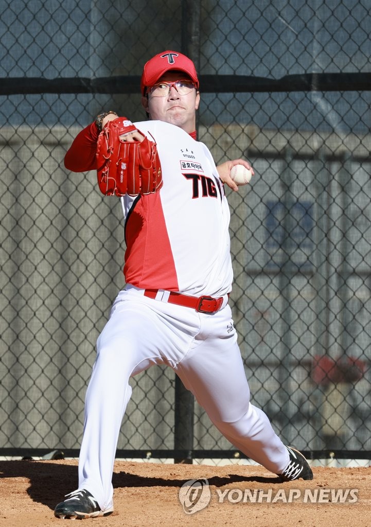 Yang Hyeon-jong of the Kia Tigers throws in the bullpen at Kino Sports Complex in Tucson, Arizona, on Feb. 14, 2023, during the club's spring training. (Yonhap)