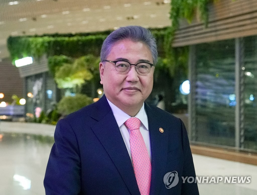 출국하는 박진 장관