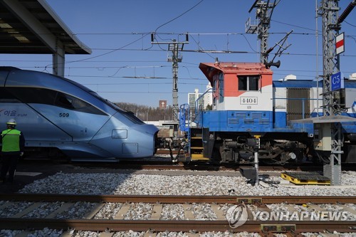  한국철도공사(코레일)가 24일 경기도 고양시 수도권철도차량정비단에서 고속열차 사고에 대비한 'KTX-이음 구원 훈련'을 진행하고 있다. 