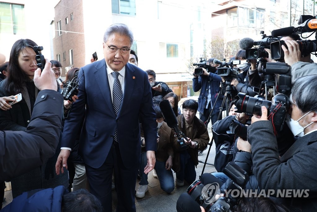Le ministre des Affaires étrangères, Park Jin, arrive au bâtiment de l'Association du barreau coréen, dans le sud de Séoul, pour rencontrer des familles de victimes coréennes du travail forcé en temps de guerre, le mardi 28 février 2023.