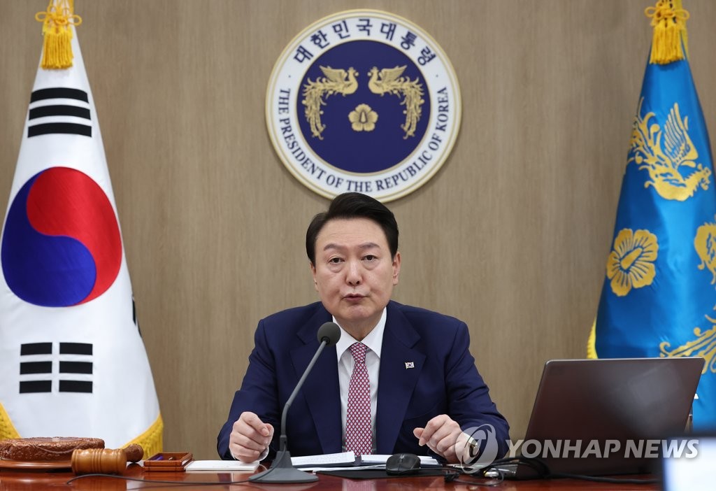 El presidente surcoreano, Yoon Suk Yeol, habla durante una reunión del Gabinete, el 7 de marzo de 2023, en la oficina presidencial, en el centro de Seúl.