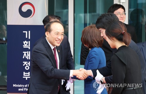 직원들과 인사하는 추경호 부총리