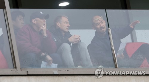 서울-울산 경기 지켜보는 클린스만 감독