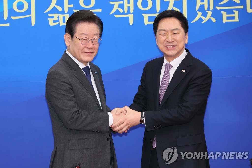 이재명 대표와 악수하는 김기현 대표