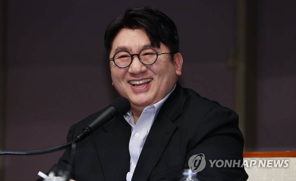 환하게 웃는 방시혁 하이브 의장