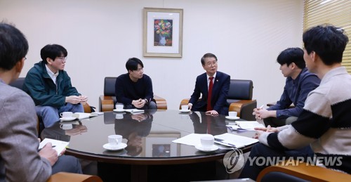 '새로고침 노동자협의회' 소속 노조 긴급 면담하는 이정식 장관