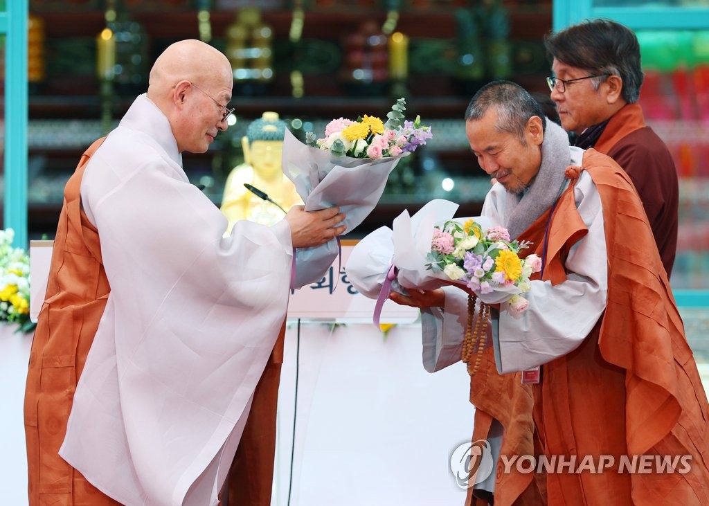 순례단원들에게 꽃 전달하는 진우스님
