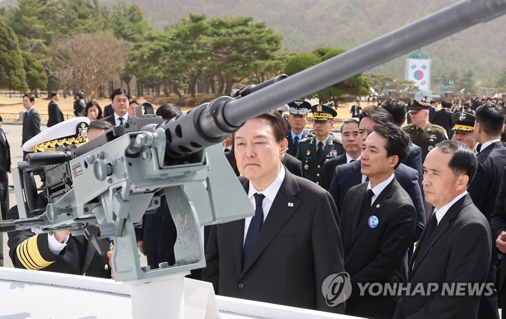 3.26 기관총 살펴보는 윤석열 대통령