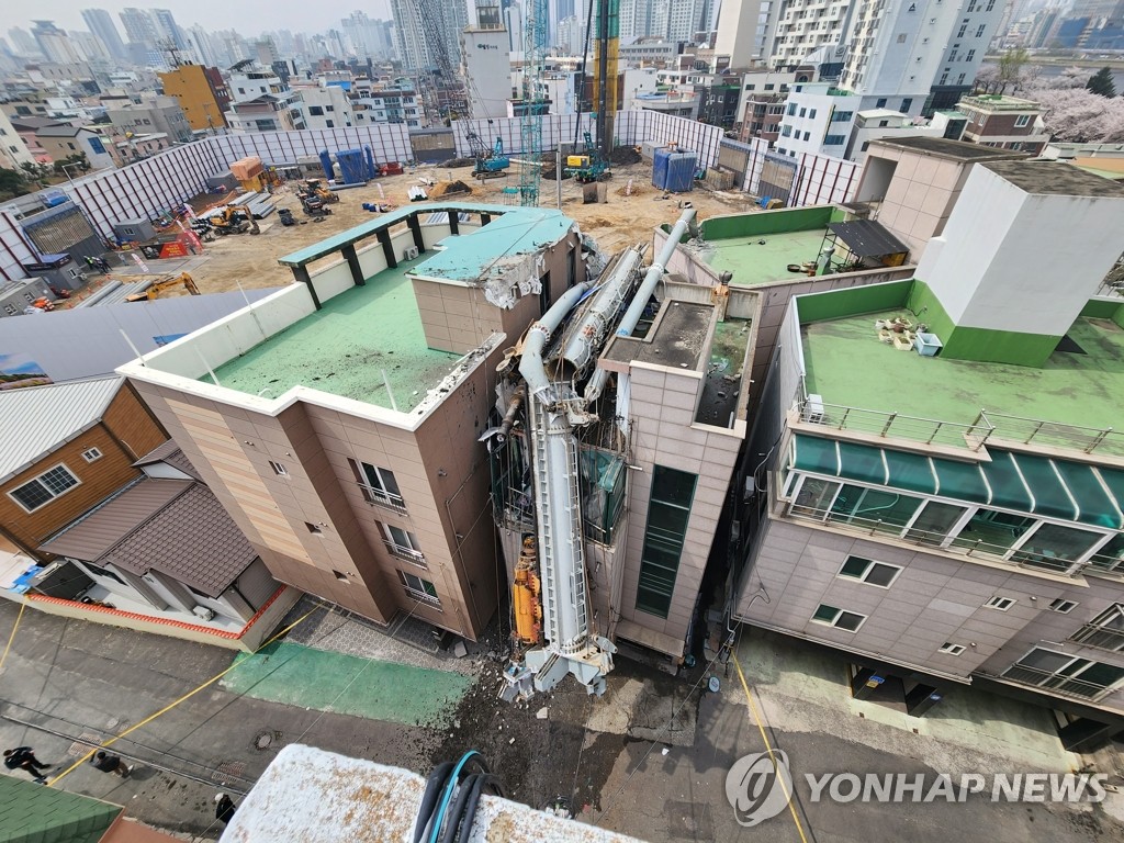 원룸 건물 덮친 건설 중장비