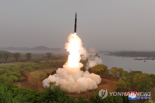 북한 "고체연료 사용 화성포-18형 첫 시험발사"