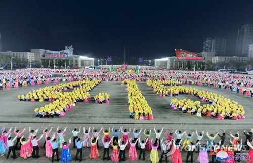 지난해 진행된 태양절 기념 북한 청년학생들 야회 