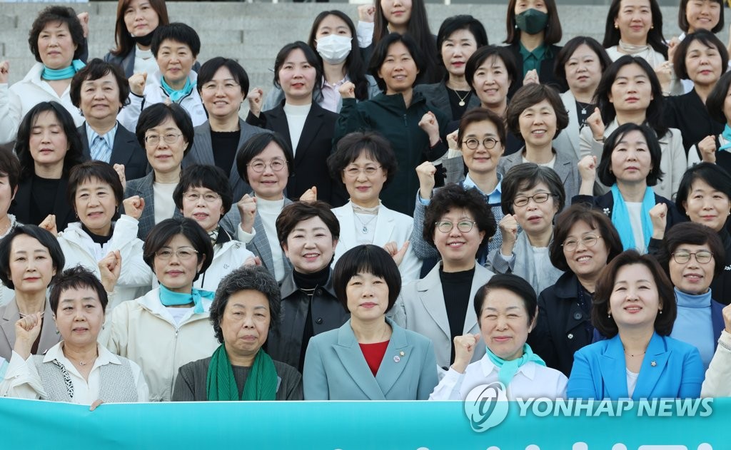 간호법안 본회의 통과 기념촬영하는 대한간호협회
